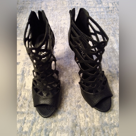 Black faux snakeskin cutout ankle high stilettos, size 9 - Picture 4 of 6